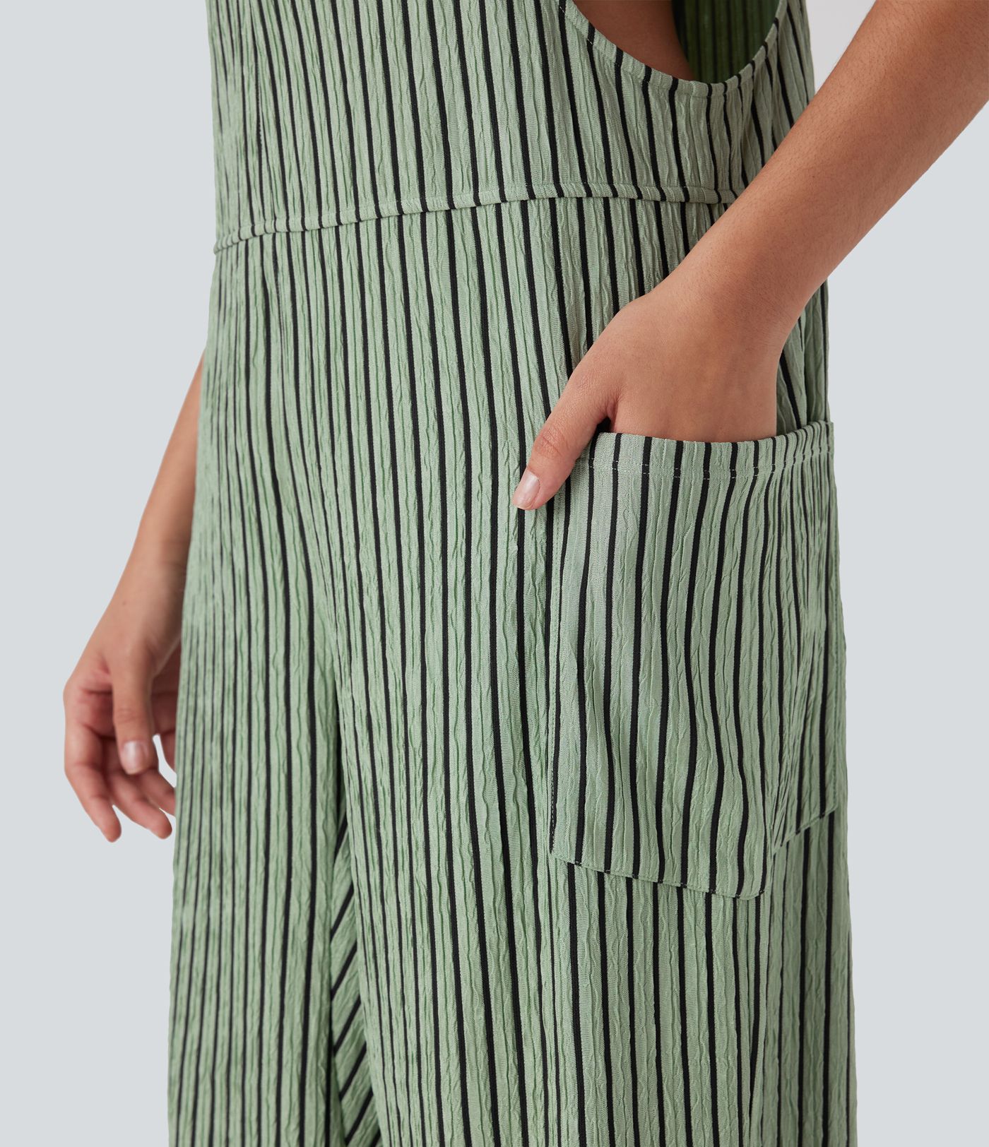 Lässige, gestreifte Latzhose mit V-Ausschnitt und mehreren Taschen