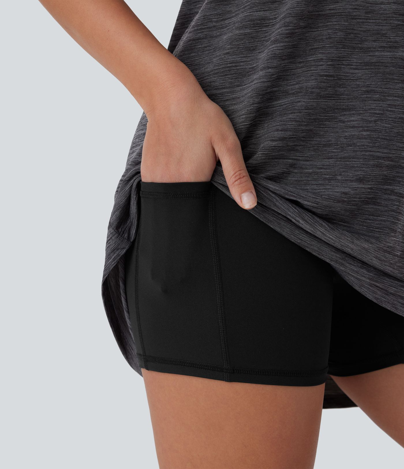 Minivestido deportivo de yoga de dos piezas con escote en U, espalda cruzada y malla en contraste, bolsillos laterales