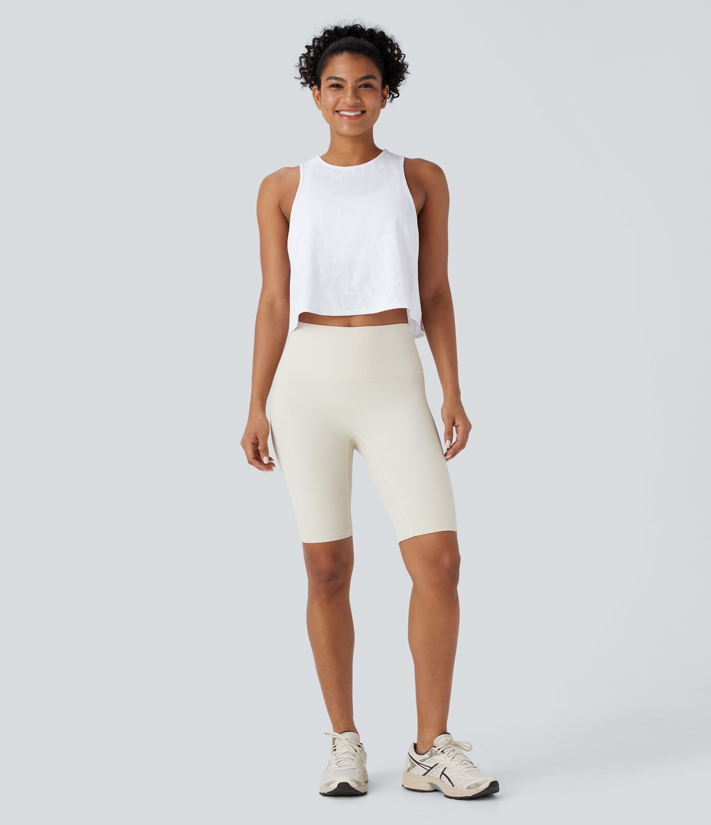 Kurzes Yoga-Tanktop mit Rundhalsausschnitt und Cut-Out