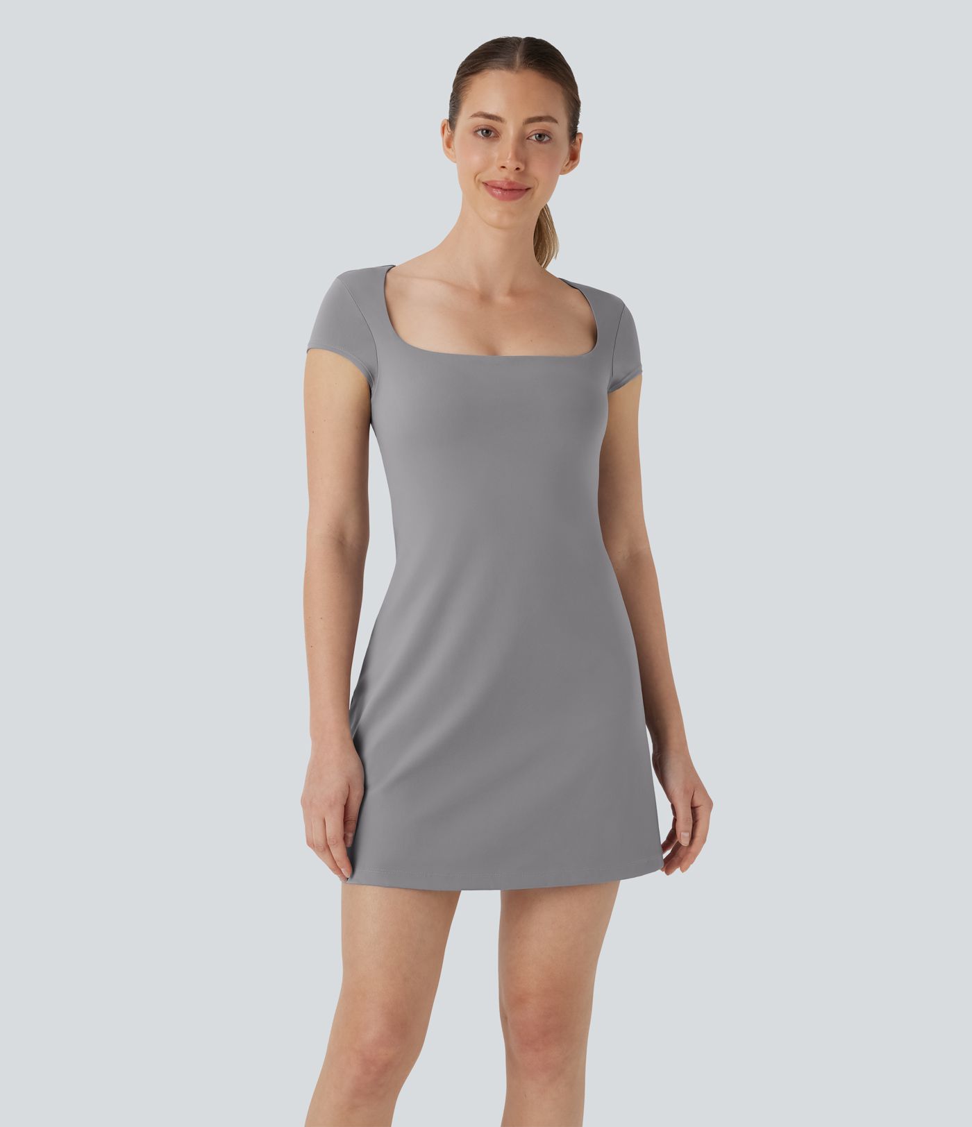 SoftlyZero™ Mini 2 en 1 con bolsillos, cuello cuadrado y aireado, tacto fresco, vestido para yoga y actividades — fácil de llevar — UPF50+