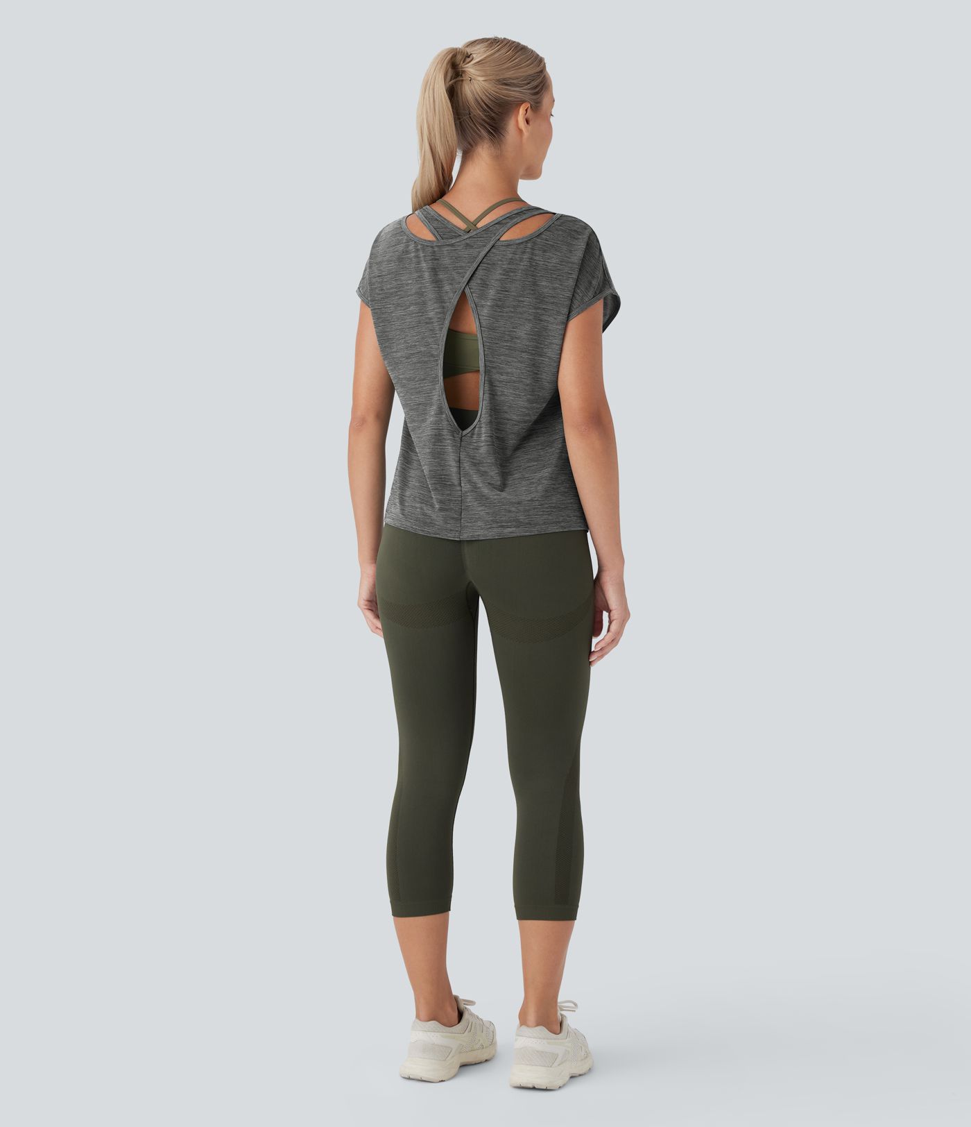 Haut de sport running col rond à manches courtes avec découpe