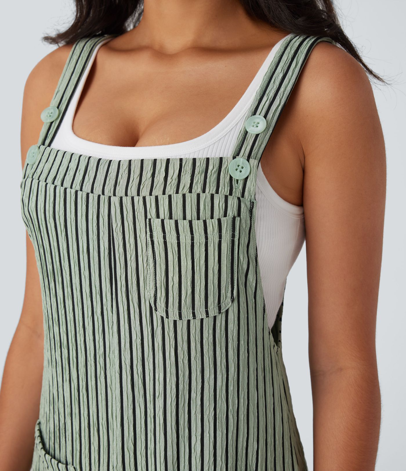 Gestreifter Freizeit-Overall mit mehreren Taschen, verstellbaren Trägern und Knöpfen