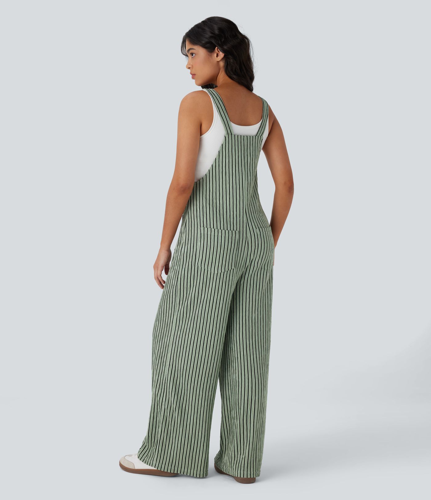 Gestreifter Freizeit-Overall mit mehreren Taschen, verstellbaren Trägern und Knöpfen