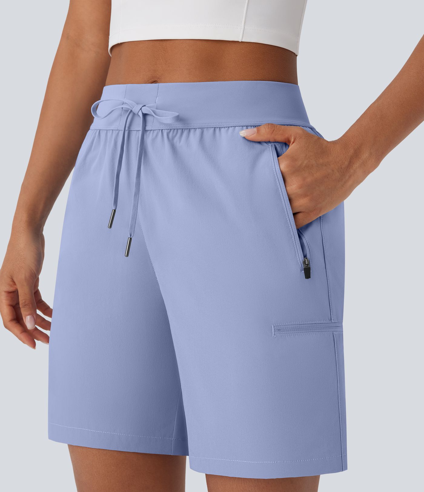 Wasserabweisende, verschleißfeste Wandershorts mit mittelhohem Bund, mehreren Reißverschlusstaschen und Kordelzug