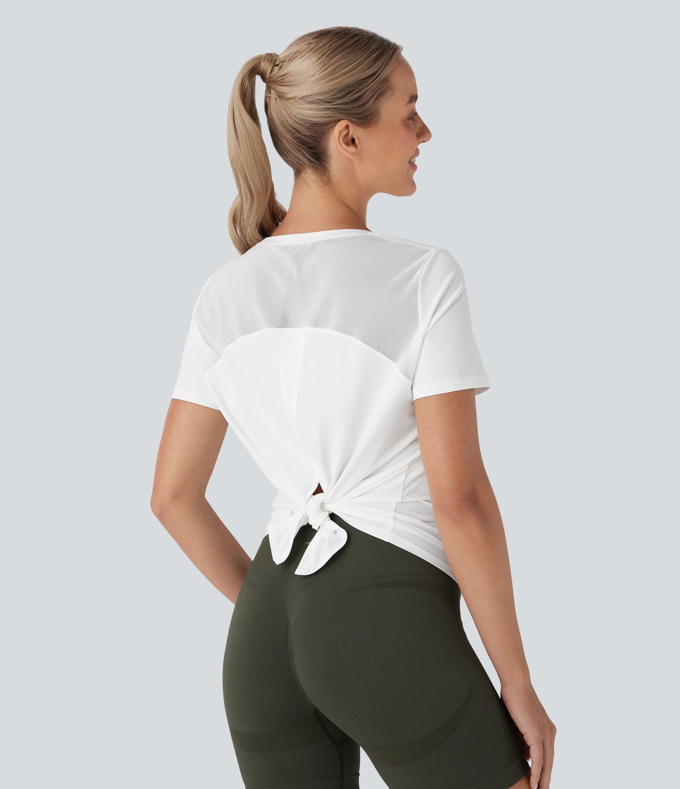 Yoga-Sport-Top mit Rundhalsausschnitt, kurzen Ärmeln, kontrastierendem Netzstoff und Schlitz