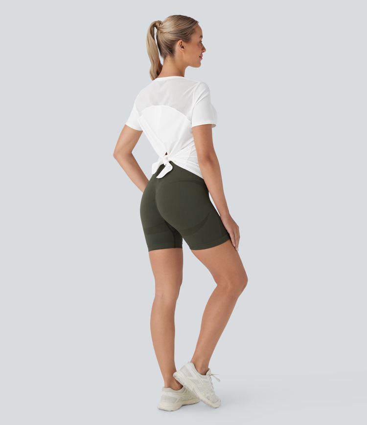 Top deportivo de yoga de manga corta con cuello redondo y malla en contraste con espalda abierta