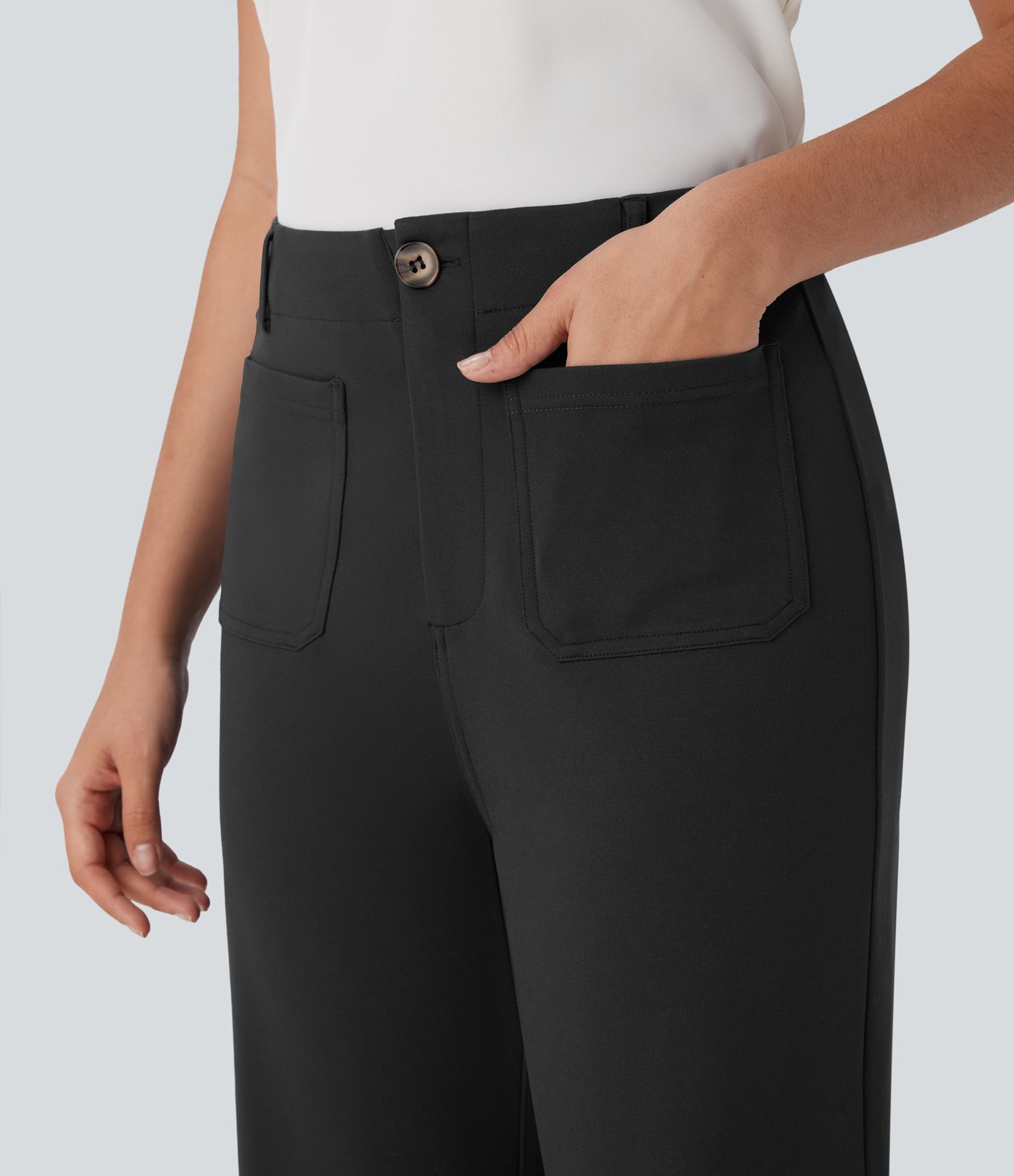 Stoffhose mit hohem Bund, mehreren Taschen, Knopf, Reißverschluss und weitem Bein