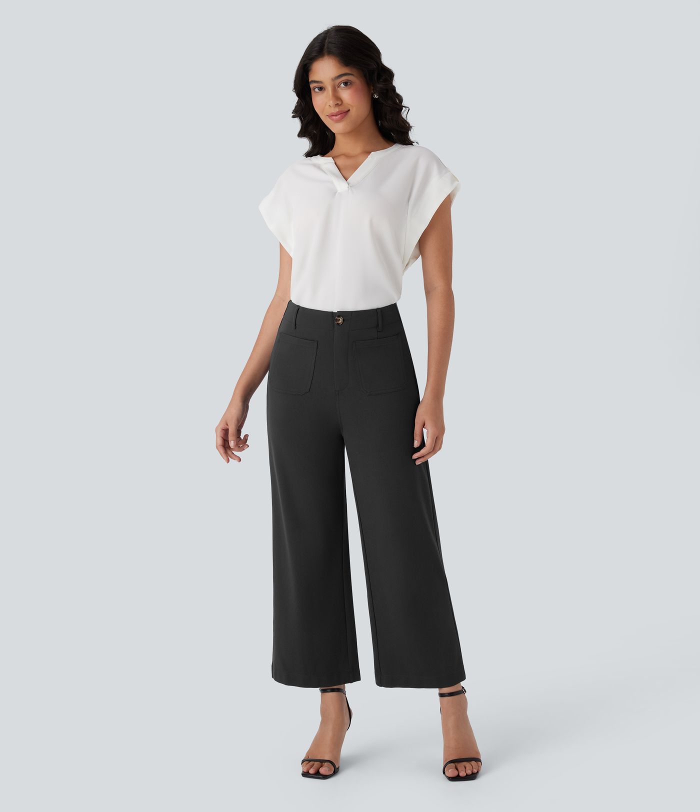 Stoffhose mit hohem Bund, mehreren Taschen, Knopf, Reißverschluss und weitem Bein