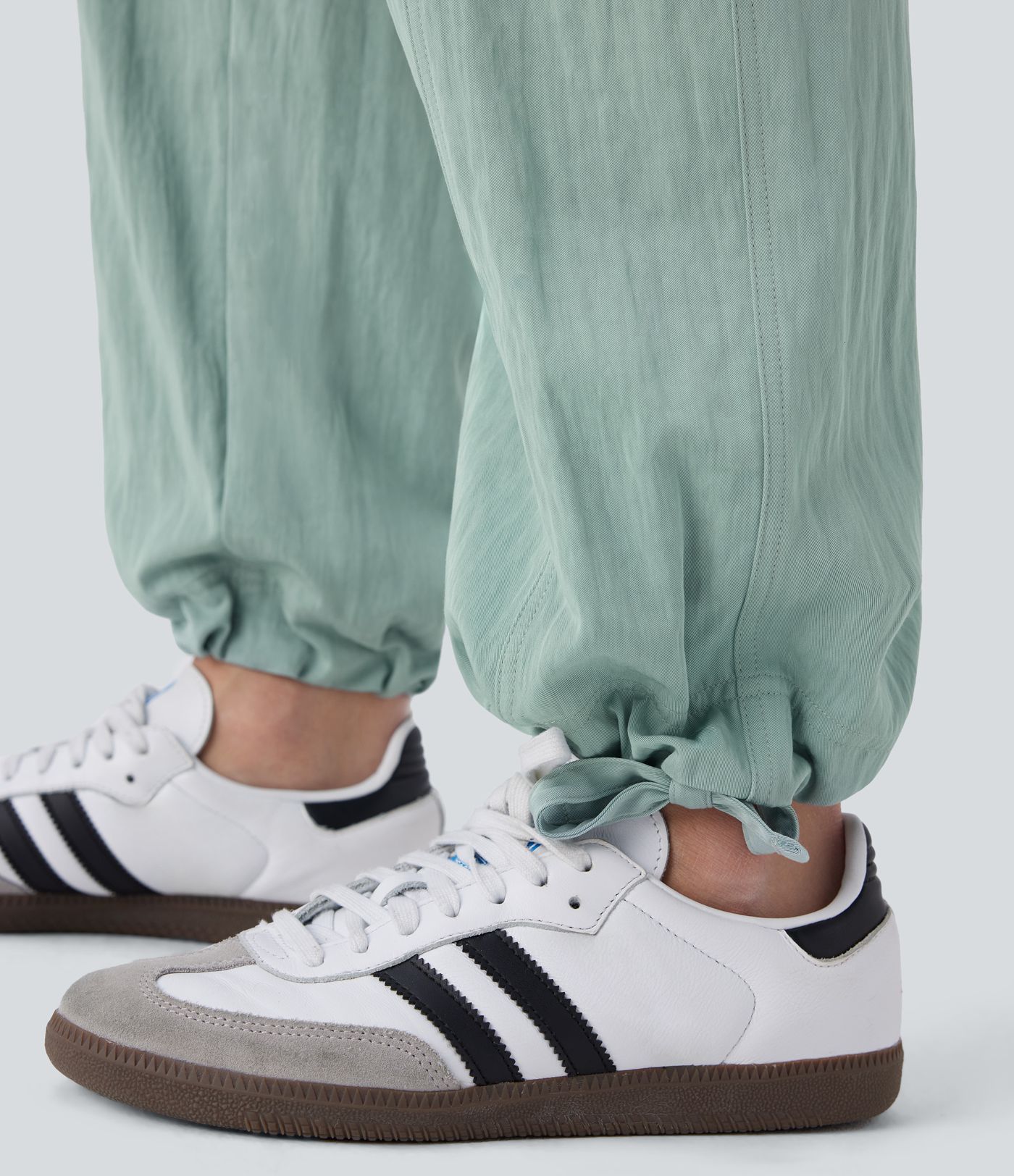 Pantalón cargo tiro medio múltiple bolsillo dobladillo cordón