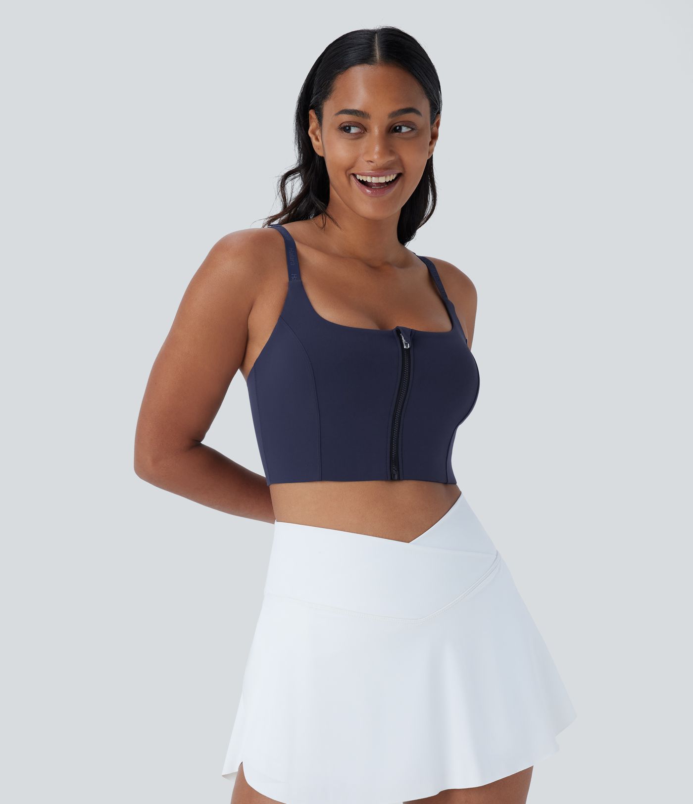 Brassière de sport dos nu pour yoga Softlyzero™ à maintien léger avec bretelles croisées ajustables, zip et protection solaire UPF50+