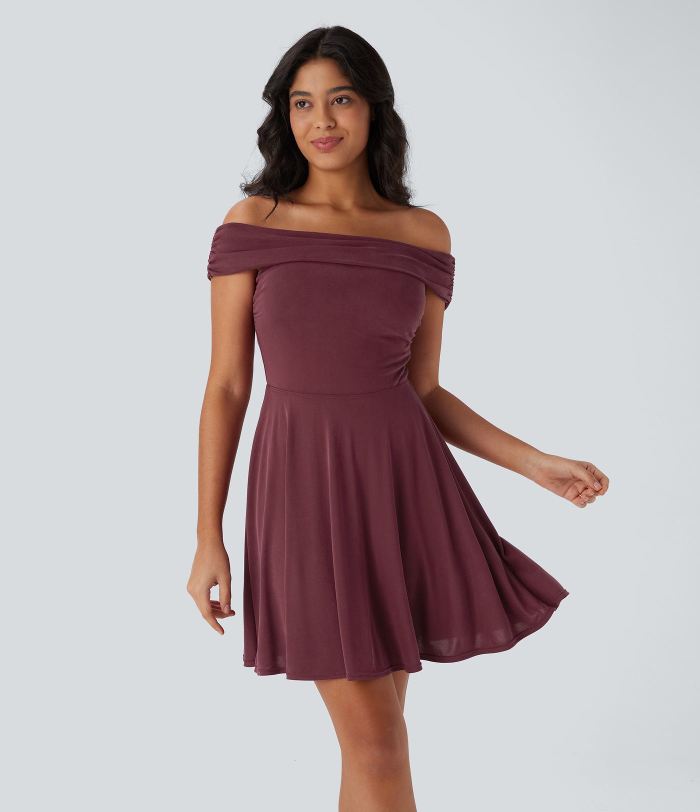 Ausgestelltes, schulterfreies, gerafftes Freizeit-Minikleid