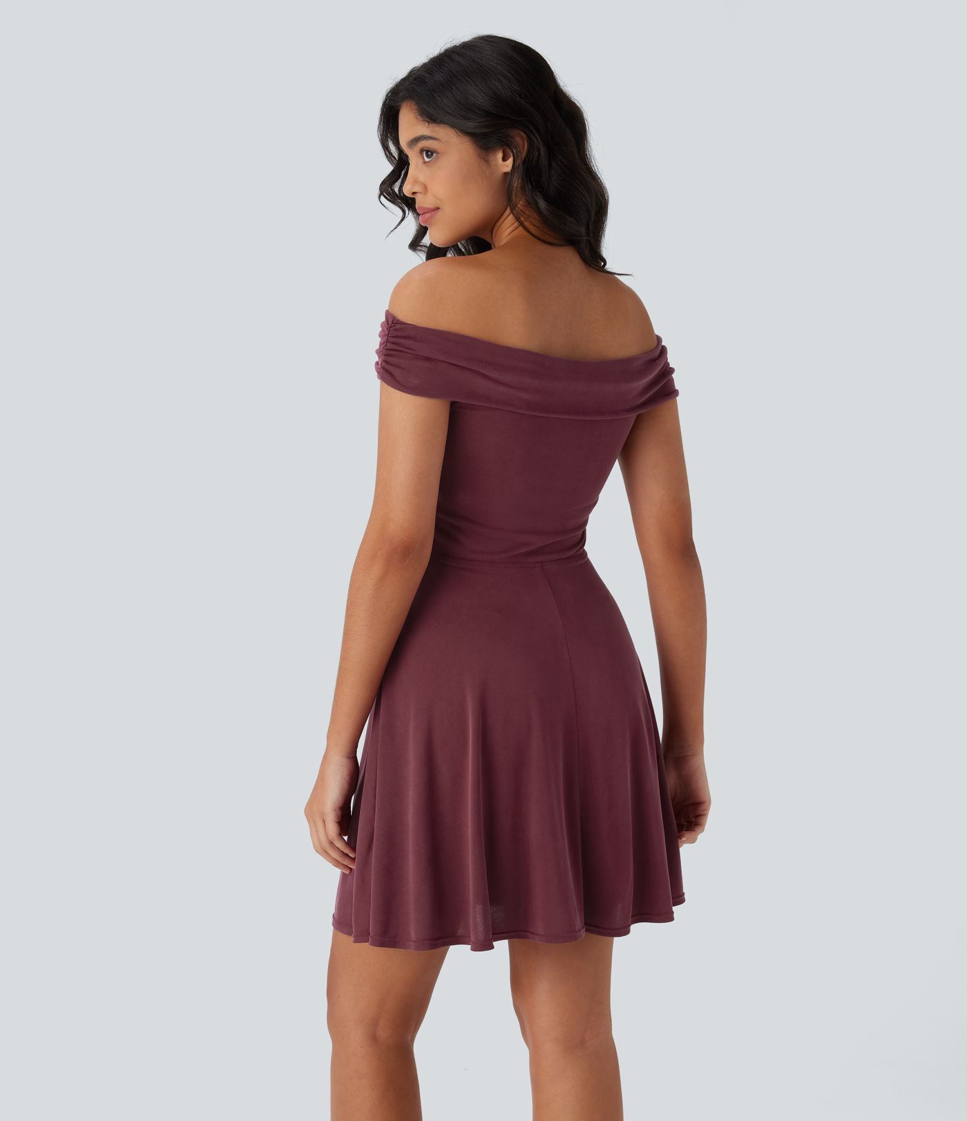 Ausgestelltes, schulterfreies, gerafftes Freizeit-Minikleid