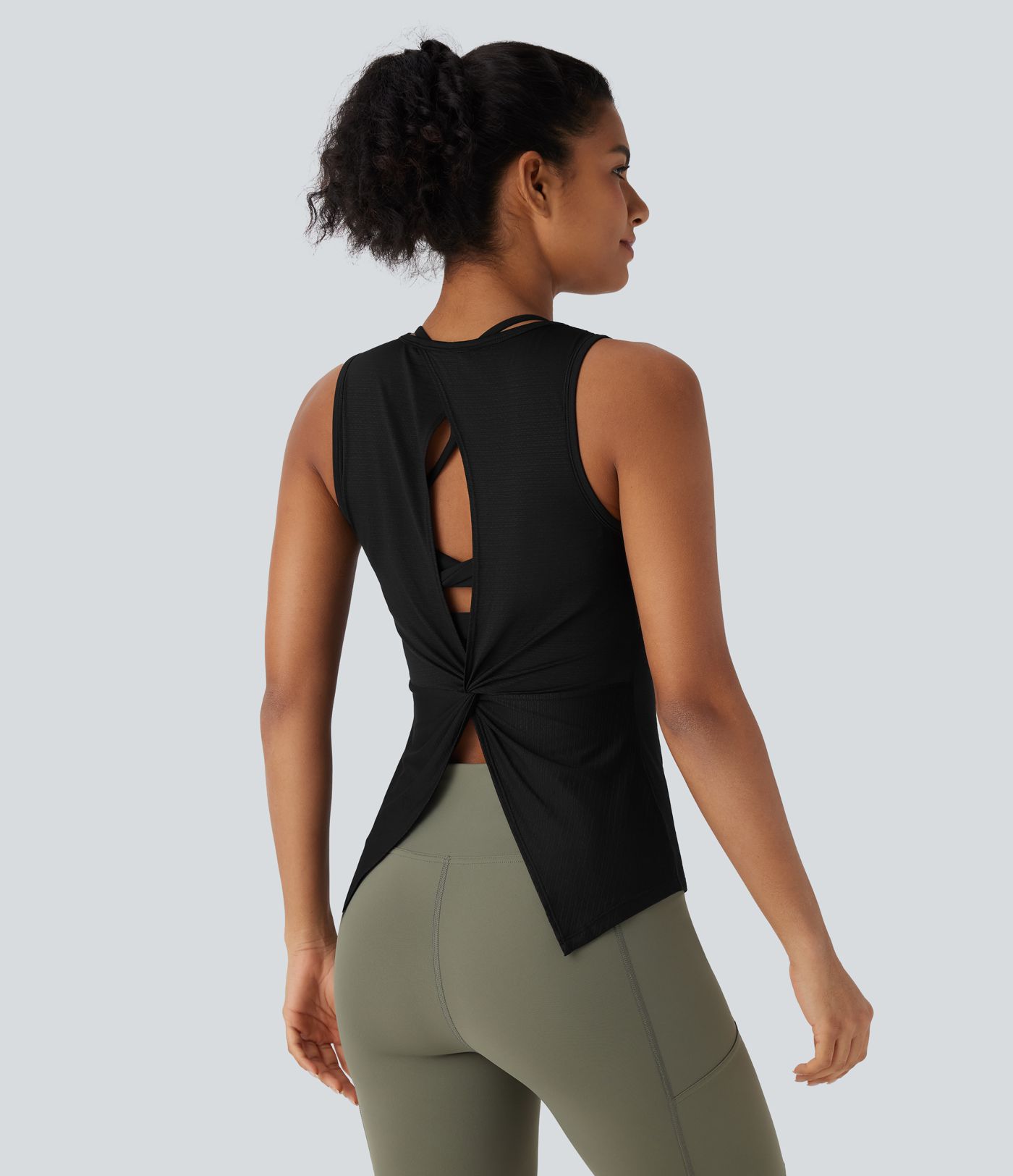 Gedrehtes Yoga-Tanktop mit Rundhalsausschnitt, Cut-Outs und Schlitz