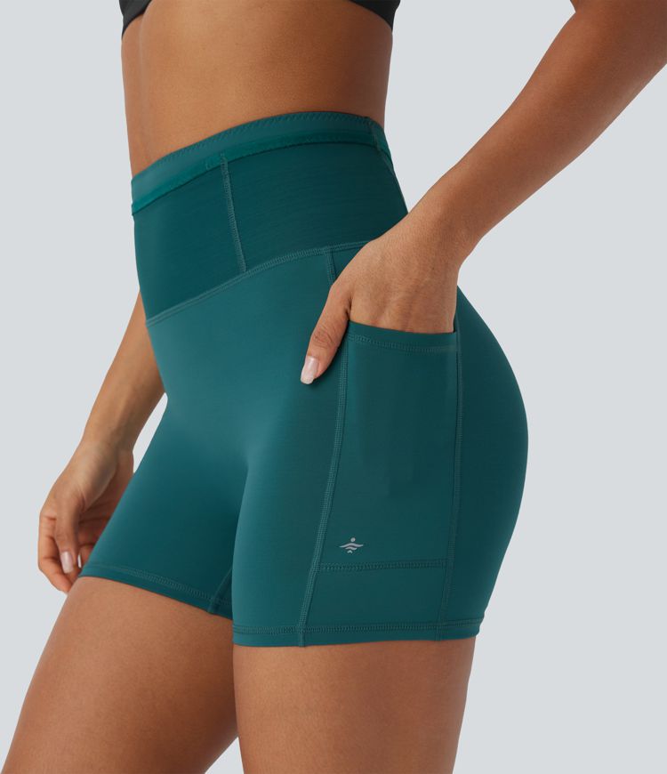 Shorts tipo biker de running SpeedWave™ de tiro alto moldeador abdominal  con malla de contraste y de secado rápido en longitud 12,7cm y bolsillos 360°