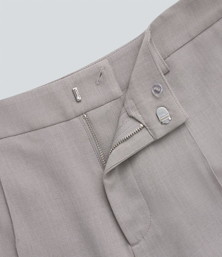 Pantalón capri tiro medio cremallera múltiple bolsillo