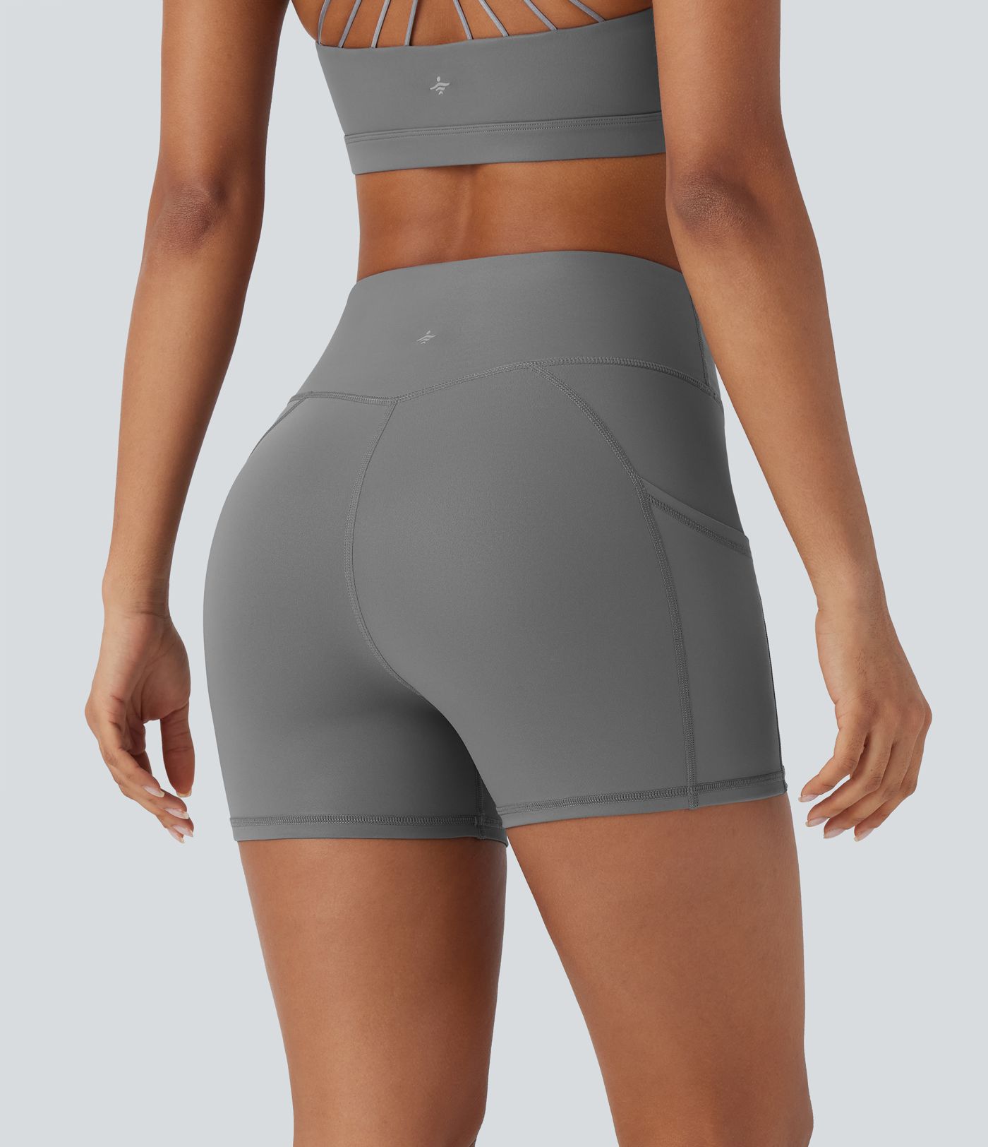 Shorts de yoga de cuero sintético de tiro alto y bolsillos laterales de 10,6cm de longitud