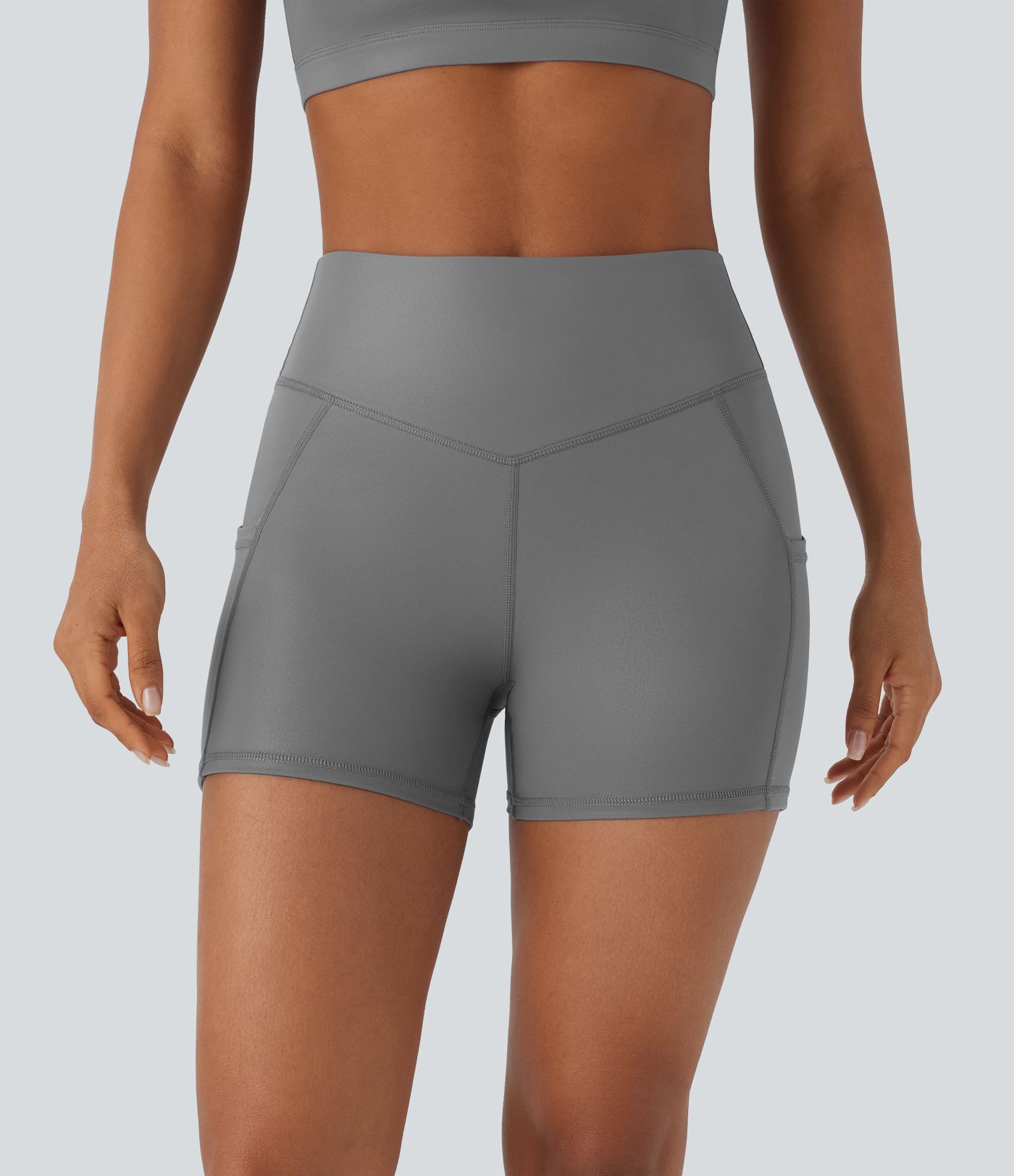 Shorts de yoga de cuero sintético de tiro alto y bolsillos laterales de 10,6cm de longitud
