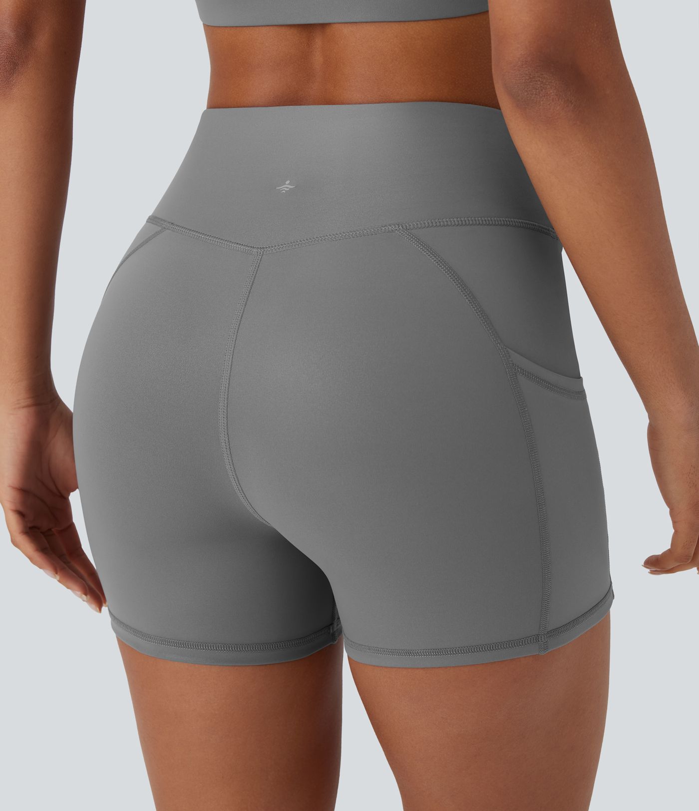 Shorts de yoga de cuero sintético de tiro alto y bolsillos laterales de 10,6cm de longitud