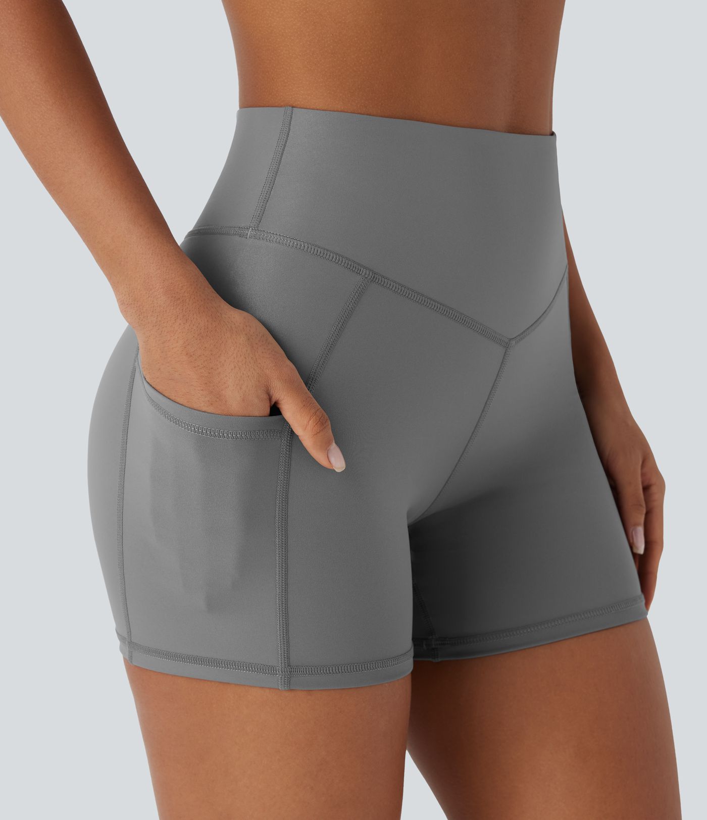 Shorts de yoga de cuero sintético de tiro alto y bolsillos laterales de 10,6cm de longitud