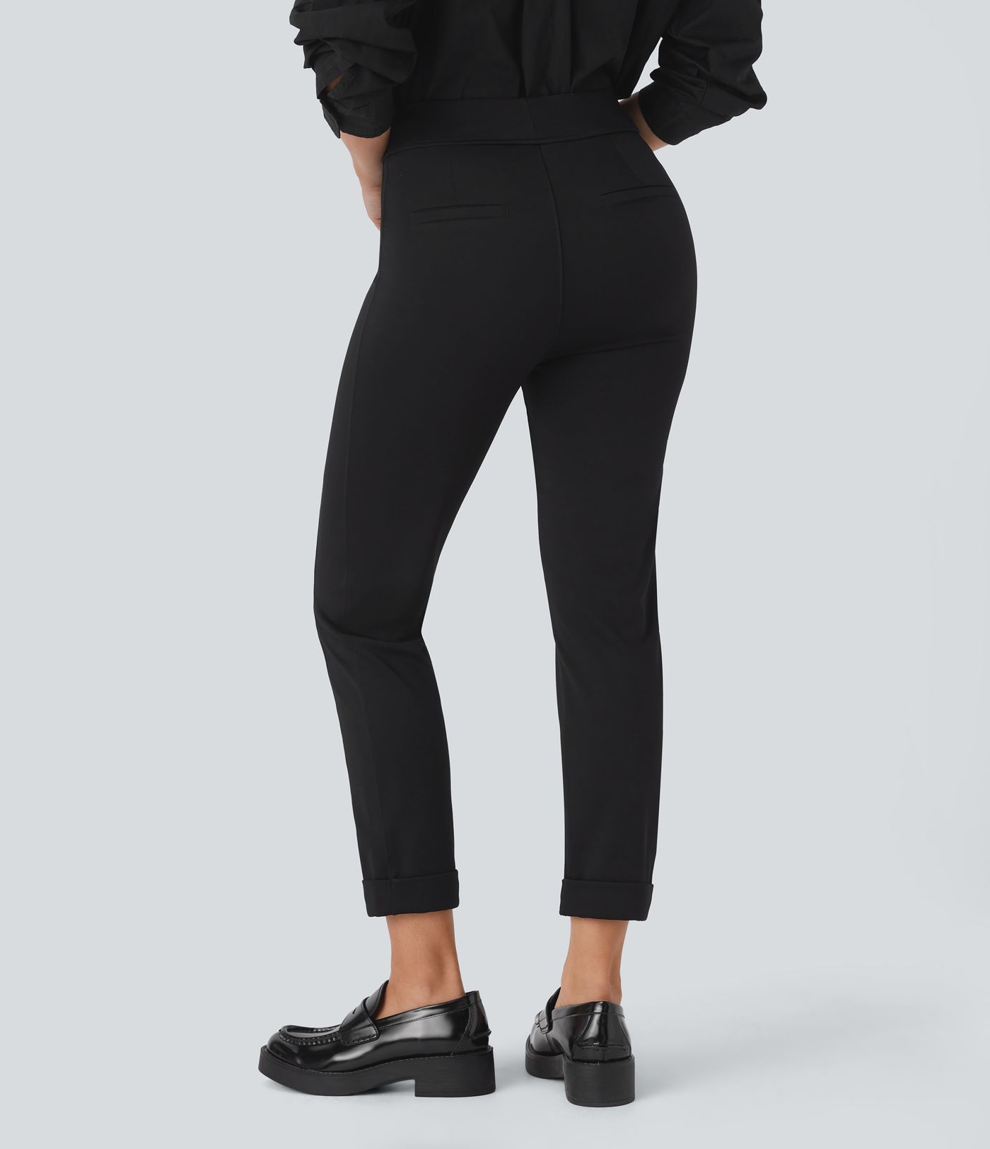 Schmal zulaufende Hose mit hohem Bund und umgeschlagenem Saum