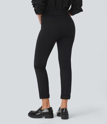 Schmal zulaufende Hose mit hohem Bund und umgeschlagenem Saum