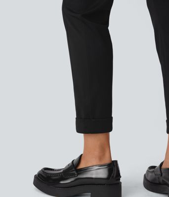 Schmal zulaufende Hose mit hohem Bund und umgeschlagenem Saum