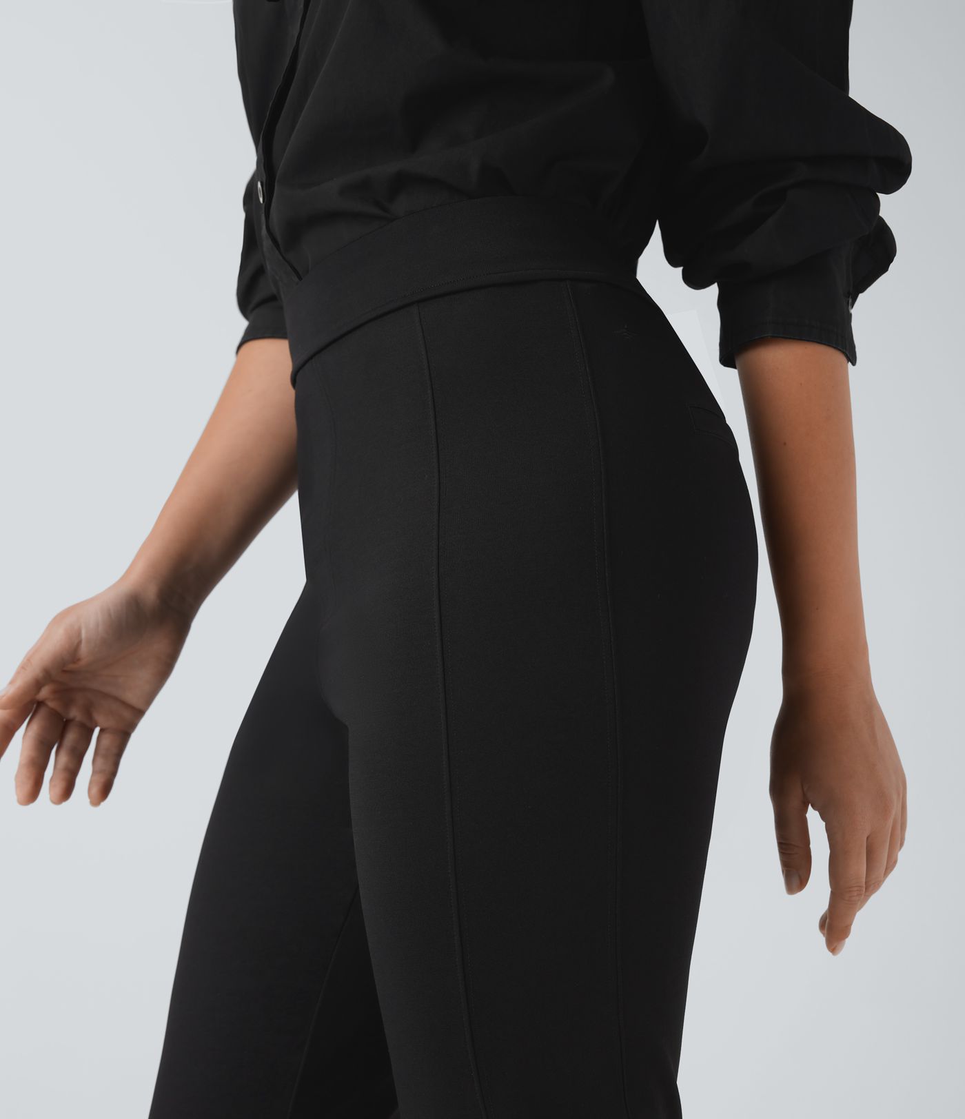 Schmal zulaufende Hose mit hohem Bund und umgeschlagenem Saum