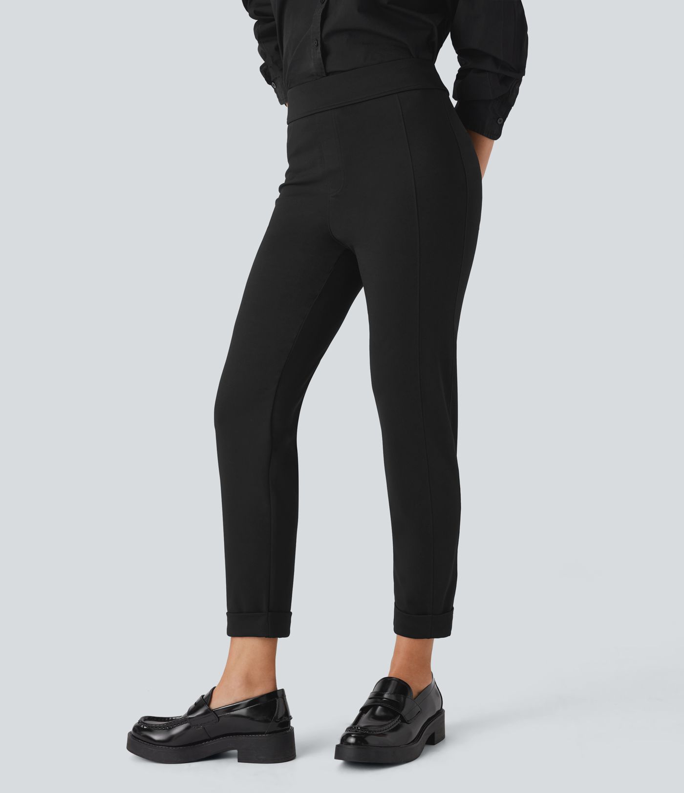 Schmal zulaufende Hose mit hohem Bund und umgeschlagenem Saum