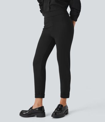 Schmal zulaufende Hose mit hohem Bund und umgeschlagenem Saum