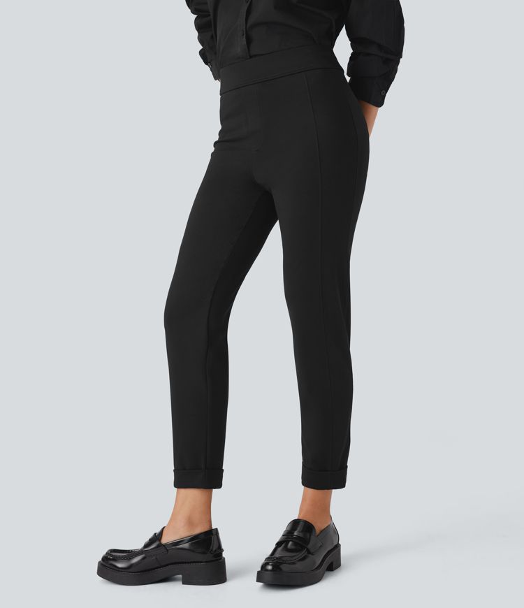Schmal zulaufende Hose mit hohem Bund und umgeschlagenem Saum