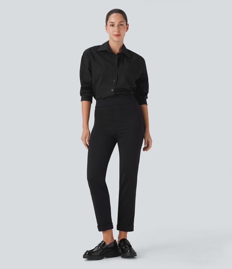 Schmal zulaufende Hose mit hohem Bund und umgeschlagenem Saum