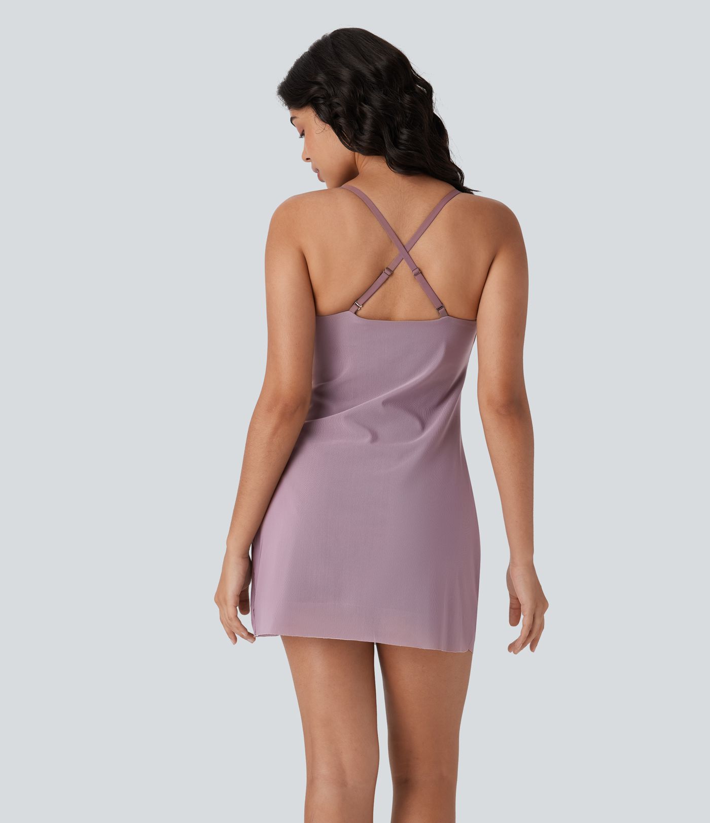 Rückenfreies, gerafftes Party-Minikleid mit überkreuzten Trägern, kontrastierendem Mesh und Schlitz