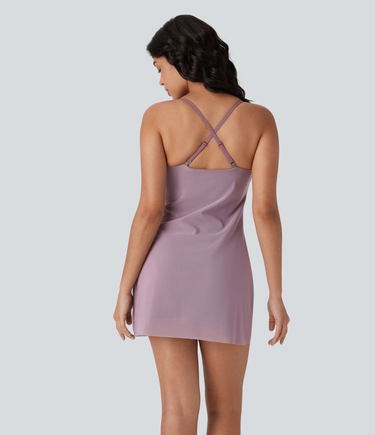 Rückenfreies, gerafftes Party-Minikleid mit überkreuzten Trägern, kontrastierendem Mesh und Schlitz