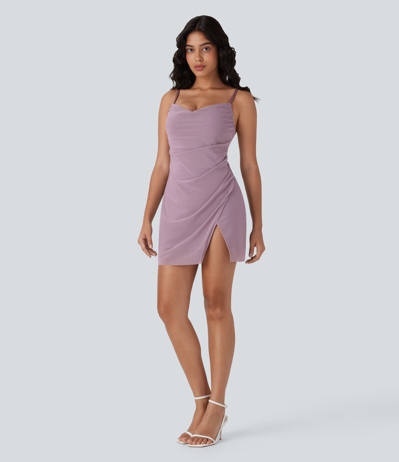 Rückenfreies, gerafftes Party-Minikleid mit überkreuzten Trägern, kontrastierendem Mesh und Schlitz