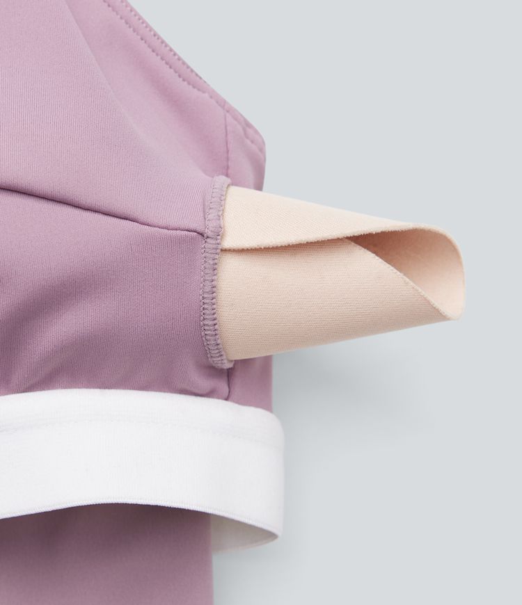 Rückenfreies, gerafftes Party-Minikleid mit überkreuzten Trägern, kontrastierendem Mesh und Schlitz