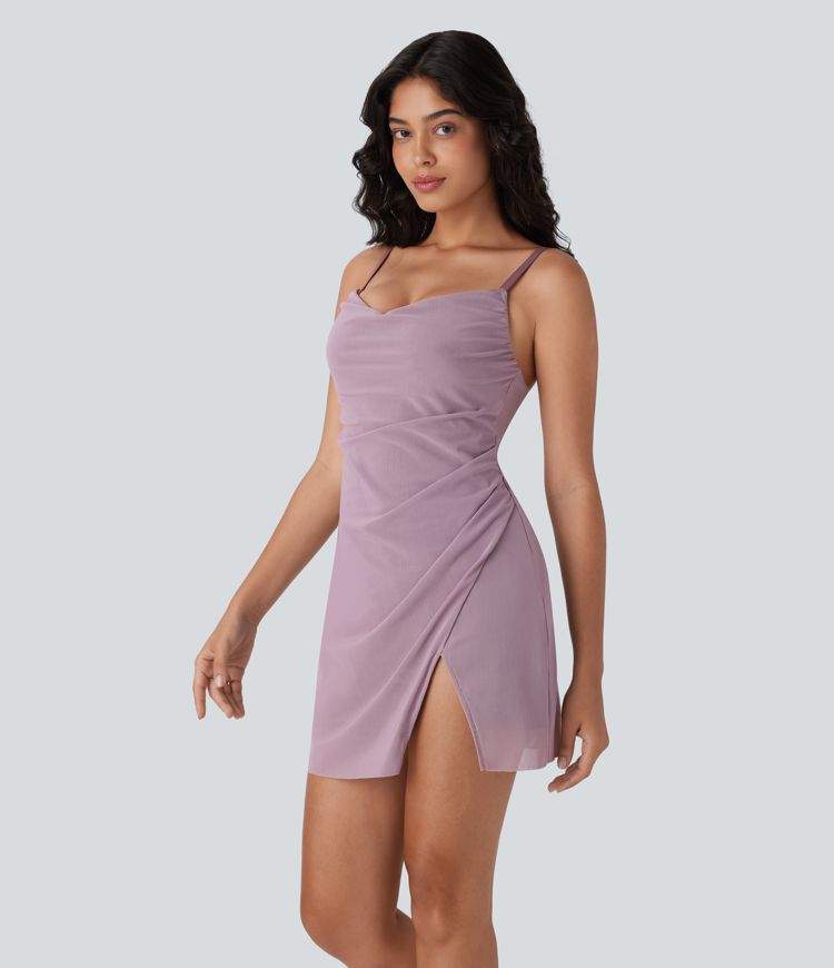 Rückenfreies, gerafftes Party-Minikleid mit überkreuzten Trägern, kontrastierendem Mesh und Schlitz