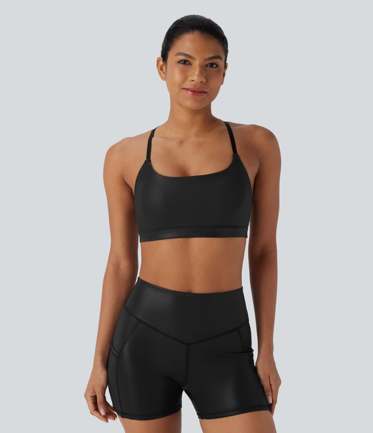 Rückenfreier Yoga-Sport-BH aus Kunstleder mit geringer Stützkraft und verstellbaren überkreuzten Trägern - schnelltrocknend