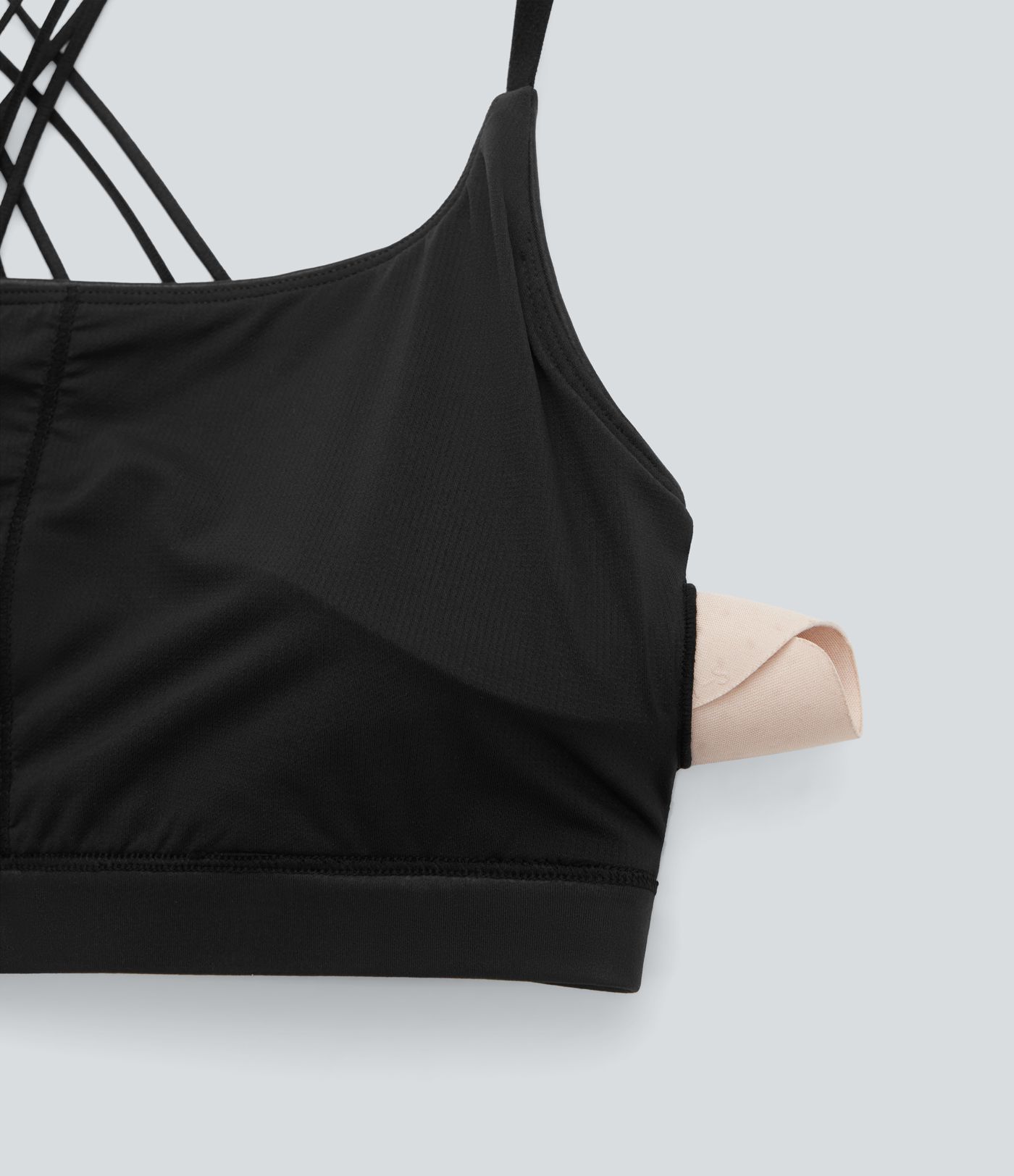 Rückenfreier Yoga-Sport-BH aus Kunstleder mit geringer Stützkraft und verstellbaren überkreuzten Trägern - schnelltrocknend