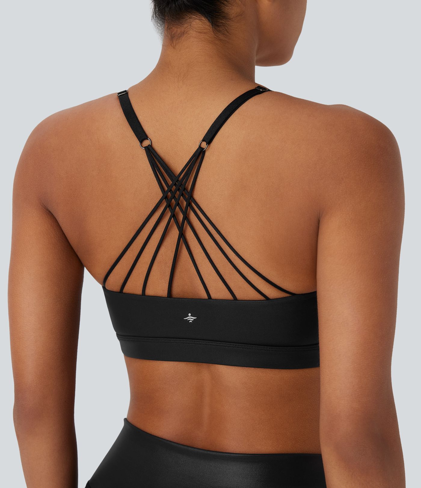 Rückenfreier Yoga-Sport-BH aus Kunstleder mit geringer Stützkraft und verstellbaren überkreuzten Trägern - schnelltrocknend
