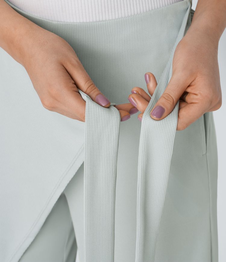 Pantalón gofre pierna recta bolsillo lateral lazo tiro alto