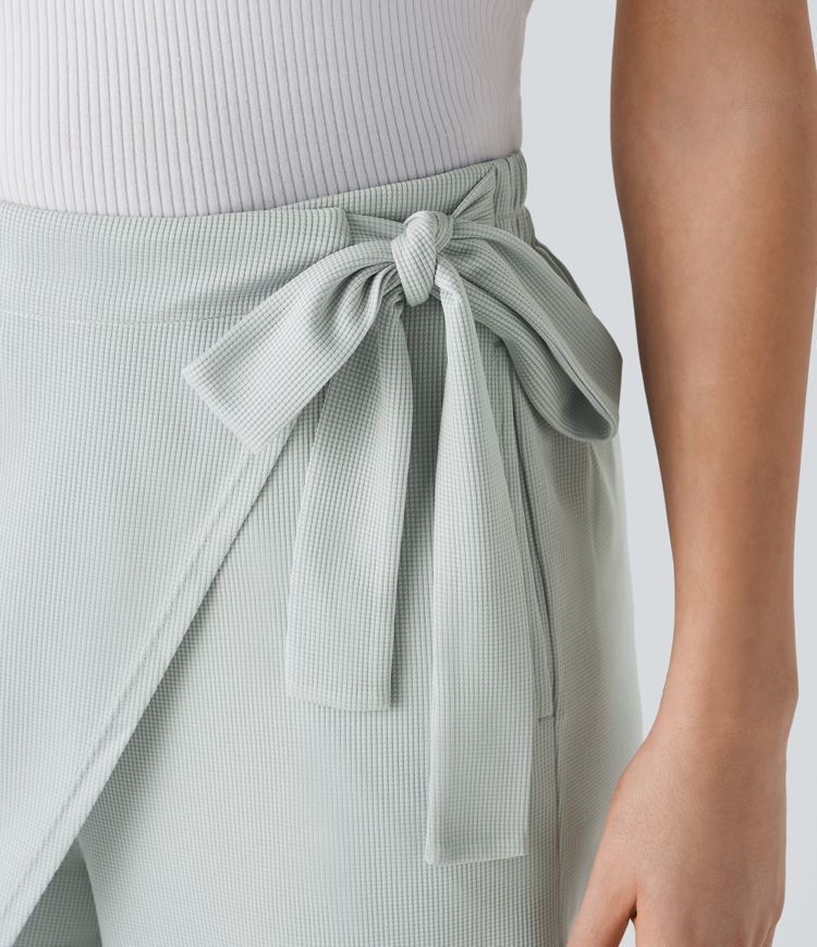 Pantalón gofre pierna recta bolsillo lateral lazo tiro alto