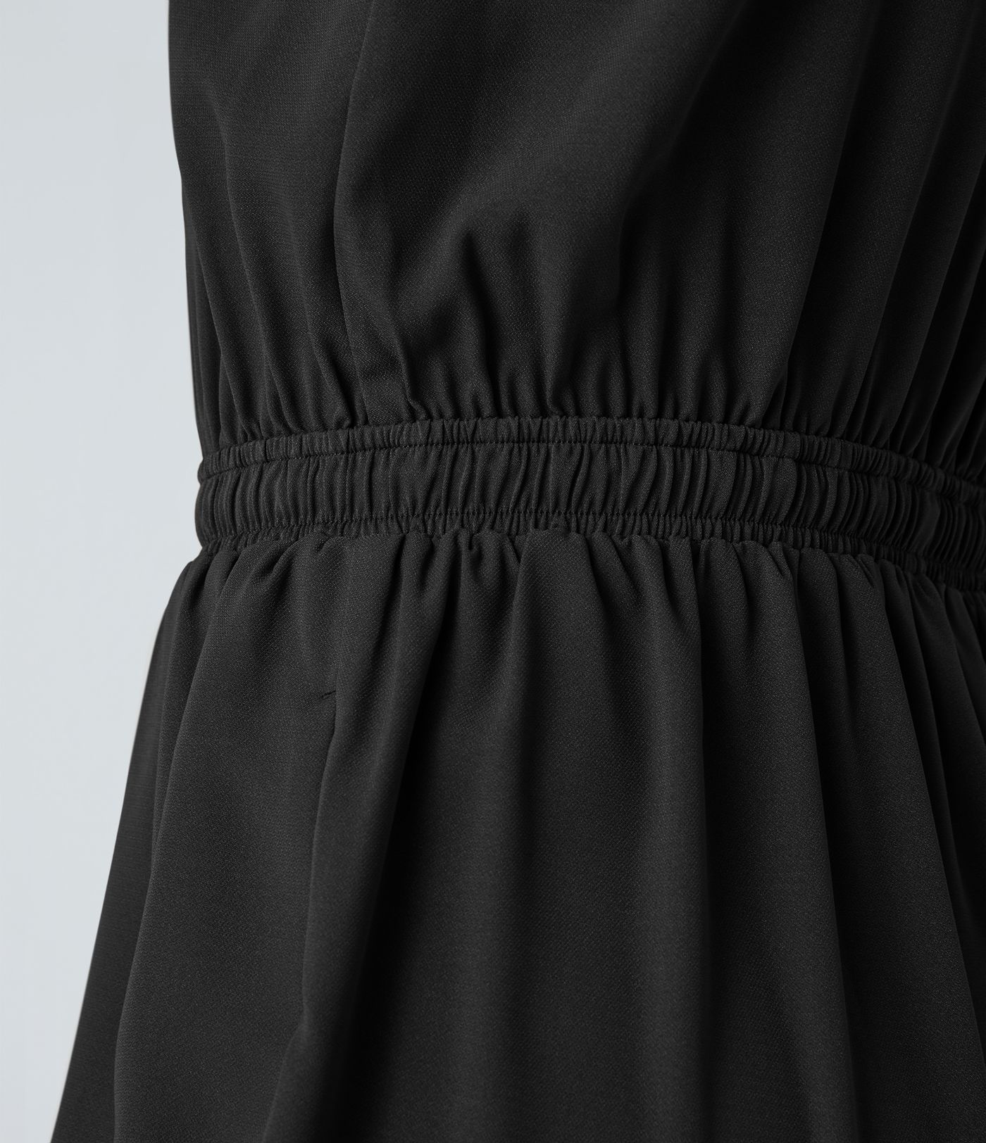 Ärmelloser, kurzer Jumpsuit mit Kordelzug und mehreren Taschen