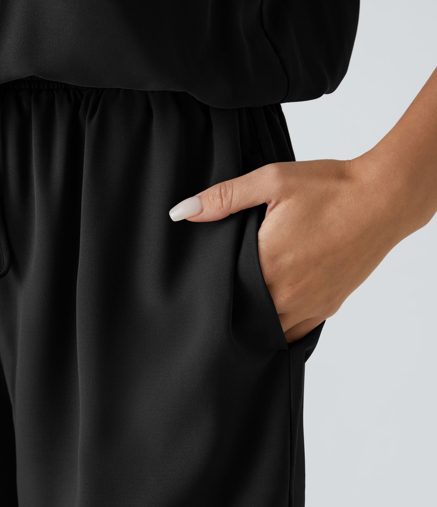 Ärmelloser, kurzer Jumpsuit mit Kordelzug und mehreren Taschen