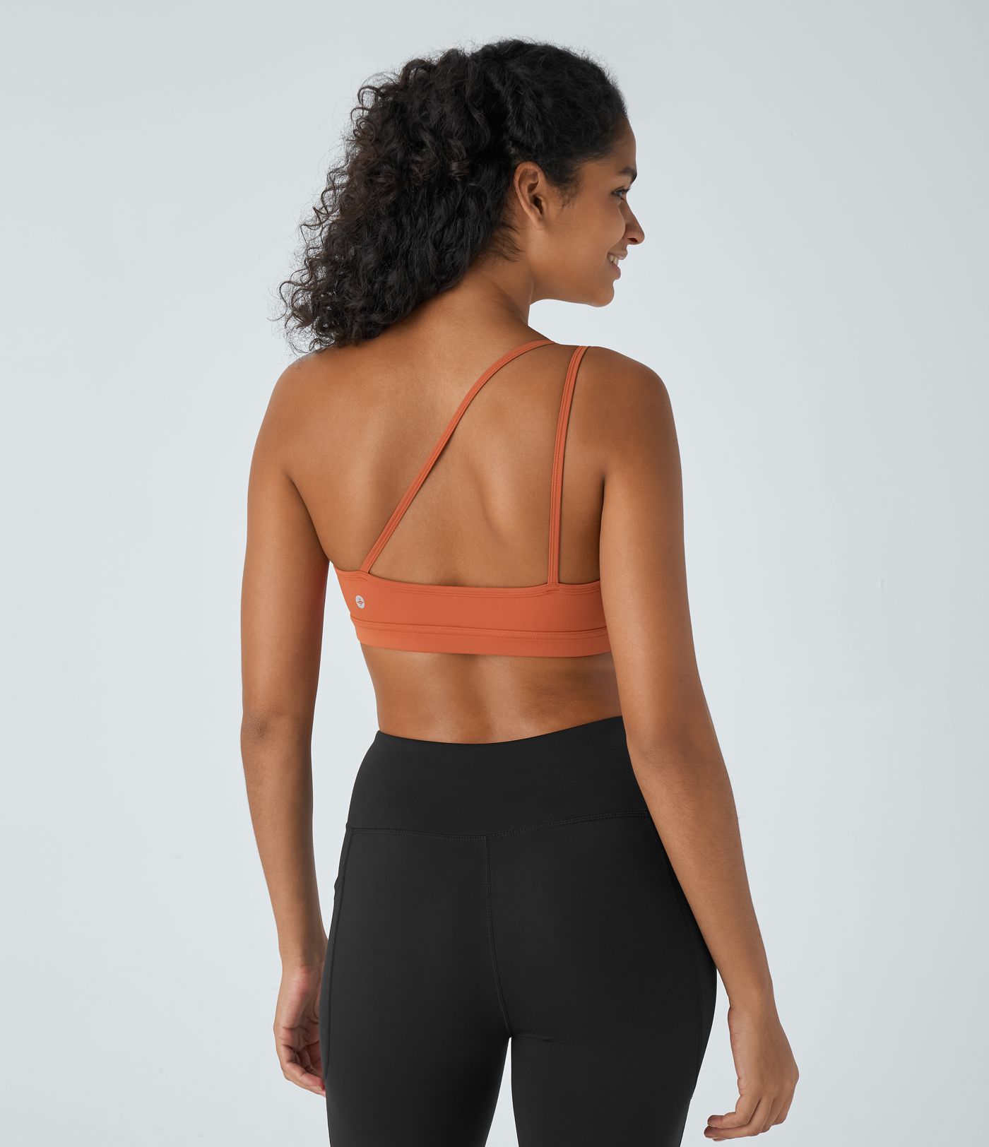 Brassière de yoga et de sport SoftlyZero™ à une épaule, découpe et protection UPF50+