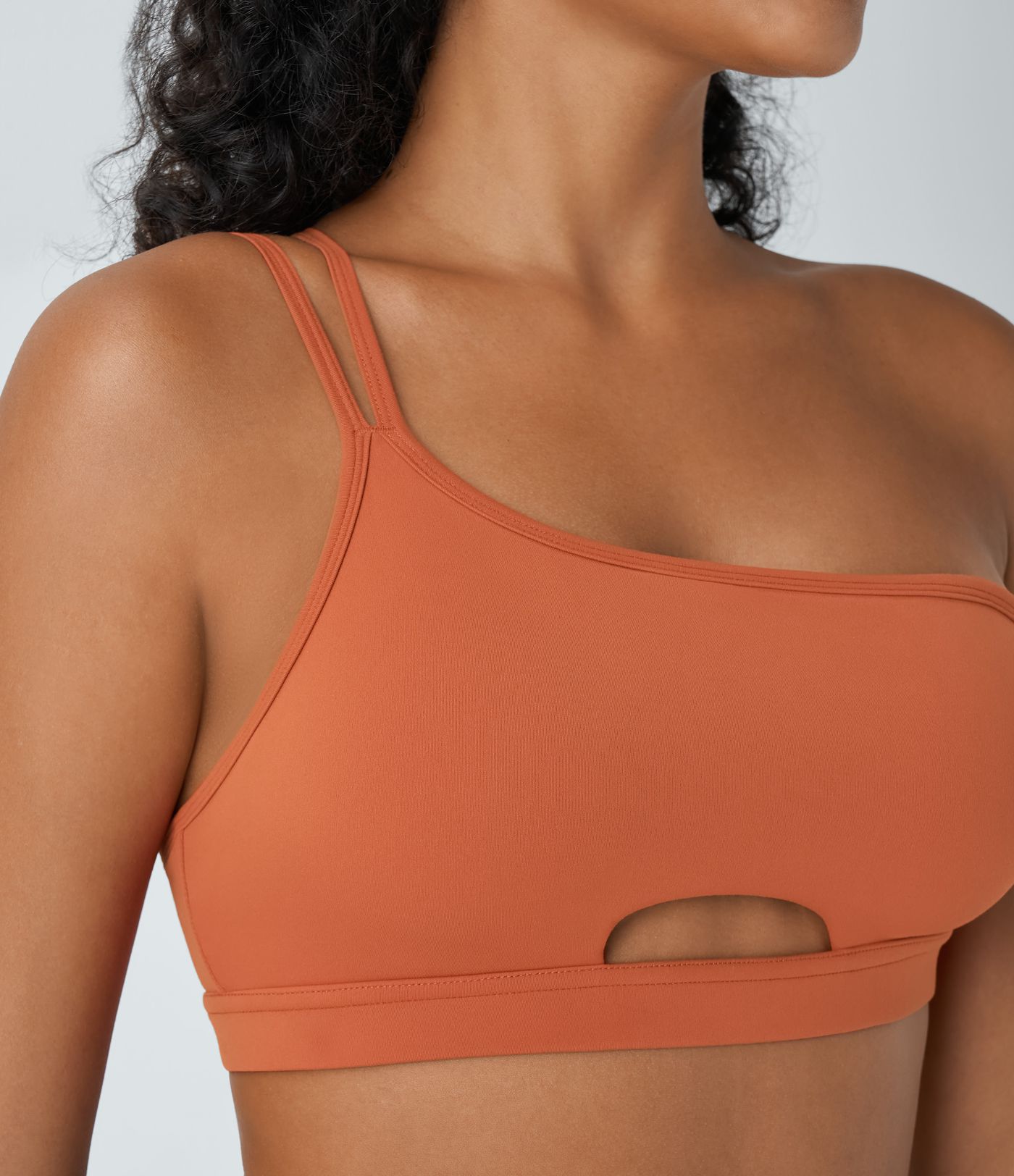Brassière de yoga et de sport SoftlyZero™ à une épaule, découpe et protection UPF50+