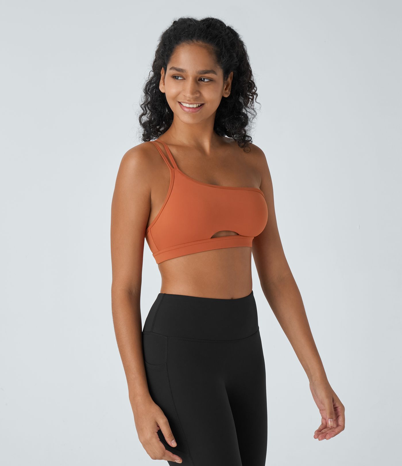 Brassière de yoga et de sport SoftlyZero™ à une épaule, découpe et protection UPF50+
