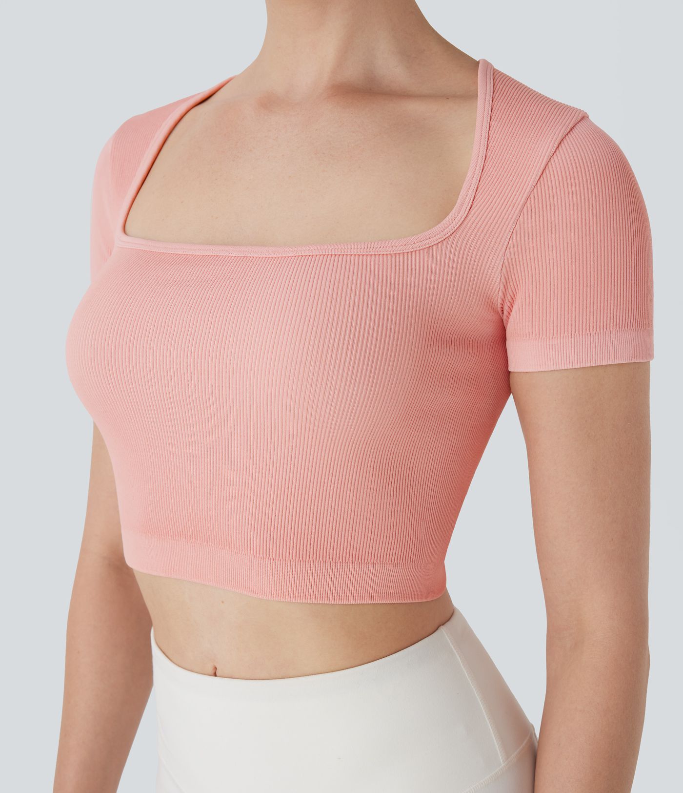 Top deportivo corto de yoga acanalado de manga corta con escote cuadrado
