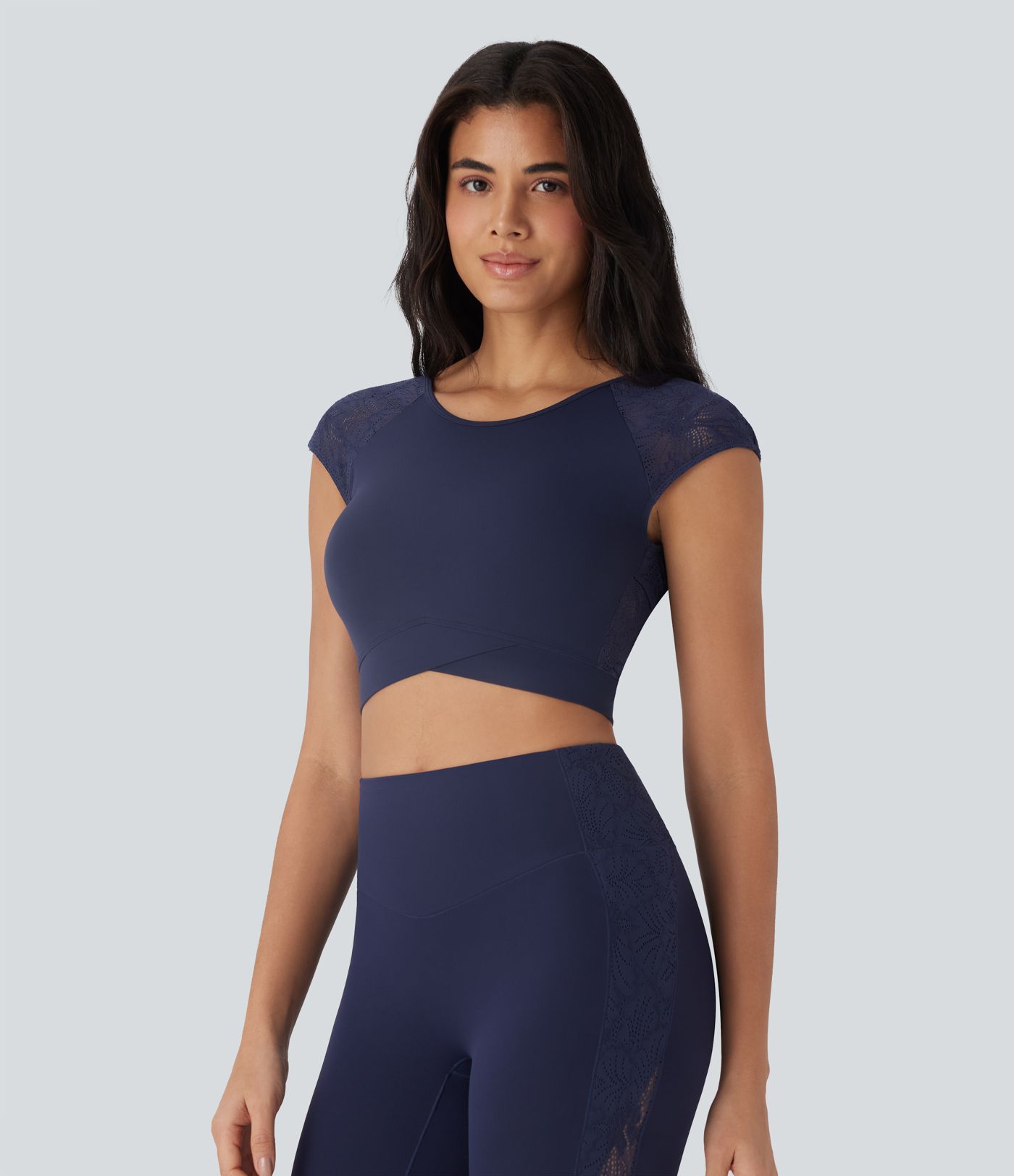 Softlyzero™ Haut de sport de yoga court dos nu avec dentelle contrastée et ourlet croisé-UPF50+