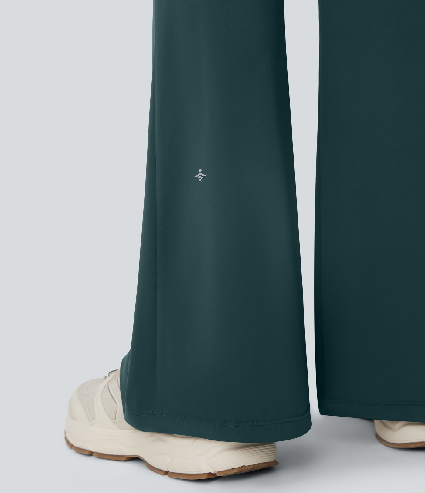 Pantalon de yoga évasé taille moyenne avec façade croisée nouée et toucher frais