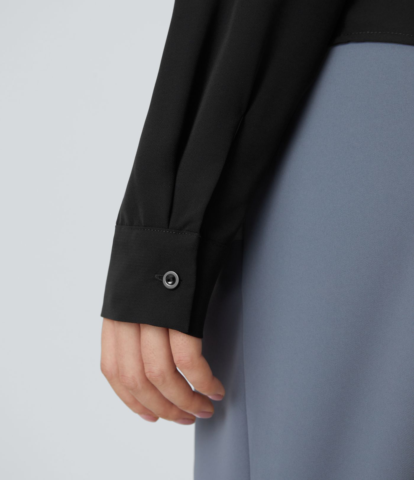 Asymmetrisches, schulterfreies Top mit langen Ärmeln